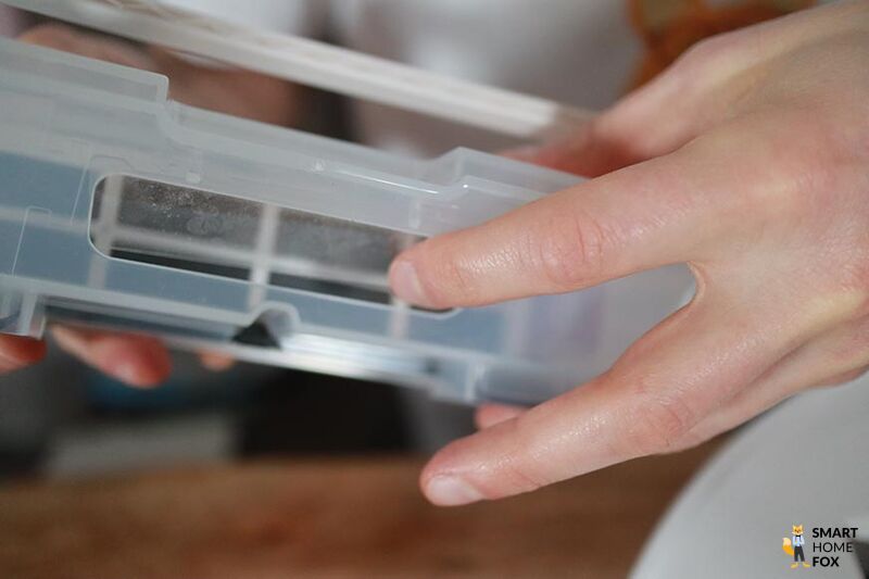 Die Staub-Rückhalteklappe des Yeedi Vac Max Staubbehälters ist in der Nahaufnahme zu sehen